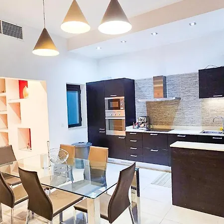 Apartmán Paceville Flat Two Bedroom Two Bathrooms St Julians With Terrace And Yard Pen 2 Saint Julian's