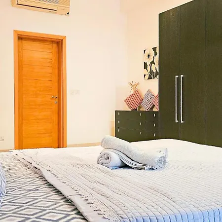 Paceville Flat Two Bedroom Two Bathrooms St Julians With Terrace And Yard Pen 2 דירה Saint Julian's