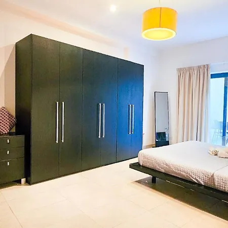 Paceville Flat Two Bedroom Two Bathrooms St Julians With Terrace And Yard Pen 2 דירה